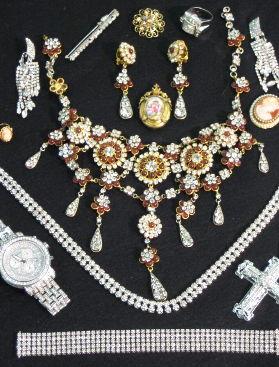 Antique jewelry displayed for appraisal, representing BoldBids Houston valuables handling, estate sales, and probate‑related asset services